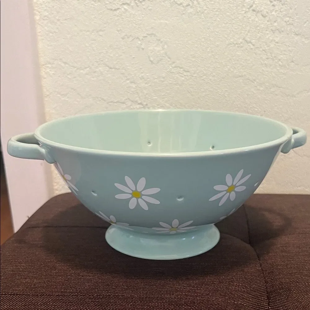 #1314** Collections Of Daisy Patterned Colander with Handles